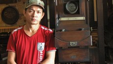 Anh Trường bên chiếc máy ảnh đầu thế kỷ 20