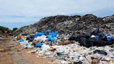 Một số bãi rác “khủng” trên đảo Phú Quốc vẫn chưa được xử lí.