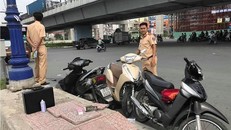 Ba xe máy bị tông hư hỏng.