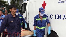 Thi thể nạn nhân được chuyển đi để phục vụ công tác điều tra.