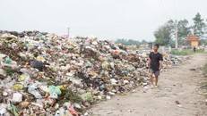 Bãi rác tự phát tồn đọng cao quá đầu người