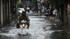 Chùm ảnh: Hà Nội bì bõm sau cơn mưa chiều cuối tuần