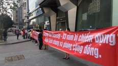 Cư dân chung cư StarCity xuống đường căng băng rôn 'biểu tình' phản đối CĐT sáng ngày 7/5/2018.