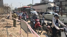 Ùn ứ giao thông nặng nề thường xuyên diễn ra trên đường Phạm Văn Đồng, hướng đi Bến xe Mỹ Đình. Ảnh: Ngọc Hải