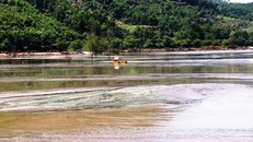 Bãi bùn "khủng" treo bên vịnh Chân Mây khiến dân lo ngại về ô nhiễm môi trường, gây hại cho nuôi trồng thủy sản