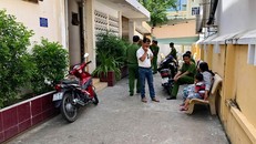 Cơ quan chức năng khám nghiệm hiện trường vụ bé trai tử vong ở nhà trẻ. ( Ảnh: NLDO).