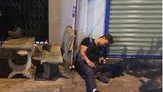 Nạn nhận bị bắn gục ngay trước của nhà ( ảnh: Internet )