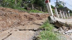 Hiện trường vụ sạt lở, đoạn thuộc khu vực tổ 19, 20, khóm An Hưng, phường Mỹ Thới, thành phố Long Xuyên. (Ảnh: Công Mạo/TTXVN)