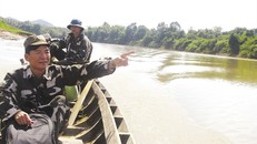 Ông Nguyễn Văn Diện - GĐ VQG Cát Tiên - chỉ cho chúng tôi một khu vực bị sạt lở trên sông Đồng Nai.