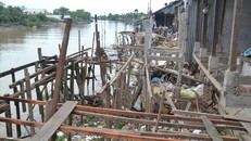 Một góc sạt lở tại bờ sông Ông Chưởng, đoạn đi qua địa bàn ấp Kiến Hưng 1, xã Kiến Thành (Ảnh: Lục Tùng)