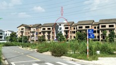 Một công trình đang tự ý thay đổi chiều cao tại Khu sinh thái Foresa Villa làm méo mó, biến dạng quy hoạch