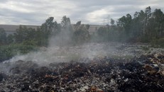Bãi rác thải giữa lòng đô thị cháy ngun ngút suốt ngày đêm