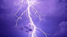 Các trận mưa luôn kèm theo sấm chớp rất nguy hiểm khi trú mưa ngoài đồng (Ảnh minh họa)