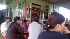 Người thân nạn nhân đang tổ chức đám tang cho nạn nhân. Ảnh báo Giao Thông.