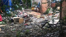 Dòng kênh chẳng thấy thứ gì ngoài rác thải. Ảnh: ĐT