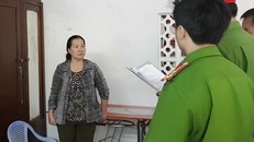 Công an đọc lệnh bắt bà Nguyễn Thị Thanh Nguyên. (Ảnh do công an cung cấp)