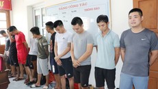 Các đối tượng trong đường dây cá độ bóng đá qua Internet bị bắt giữ. Ảnh: Báo Tuổi trẻ