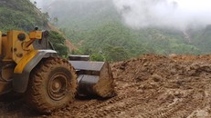 Cơ quan chức năng đang nỗ lực khắc phục hậu quả do thiên tai. Ảnh: XUÂN TUYẾN