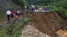 Đường giao thông bị chi cắt do sạt lở