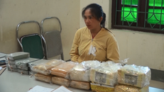 Lò Thị Bun cùng tang vật tại cơ quan công an.