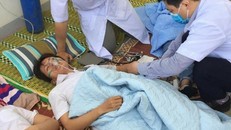 Hàng loạt công nhân ngất xỉu vì hít phải khí lạ. 