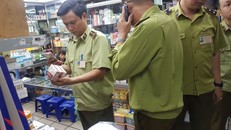  Lực lượng QLTT HN kiểm tra mặt hàng mỹ phẩm tại cơ sở kinh doanh tại Hàng Đường