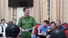 Thiếu tướng Đinh Văn Toản, Phó giám đốc Công an Hà Nội báo cáo tại hội nghị sáng 9/7. Ảnh: Bảo Lâm.
