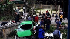 Phú Yên: Tàu hỏa đâm và kéo lê ôtô con khiến 2 người bị thương