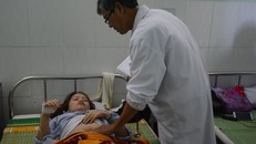 Cô giáo Mai được bác sĩ xem xét trước khi cho điều trị tại ngoại. 