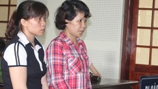 Các bị cáo Kha Thị Ít (phải) và Lương Thị Nhuần (trái) trước tòa.