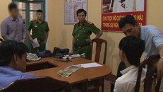  Cảnh sát lấy lời khai của Huy (áo trắng).