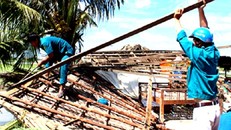 Lực lượng chức năng giúp người dân khắc phục hậu quả do thiên tai gây ra. (Ảnh minh họa)