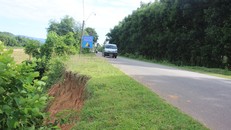 Nhiều đoạn, lòng sông chỉ còn cách ĐT638B gần 1m