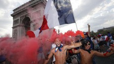 [ẢNH] Người dân Pháp đổ ra đường ăn mừng chức vô địch World Cup 2018