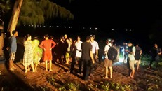 Đến 21h, nhiều người vẫn có mặt tại biển Quy Hòa để chờ tin tức nạn nhân.