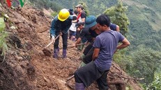 Huyện Trạm Tấu huy động lực lượng tại chỗ nỗ lực san gạt thông đường.