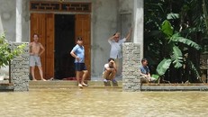 Nước sông Bưởi dâng cao khiến hàng trăm ngôi nhà cảu các hộ dân bị ngập.