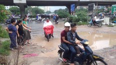 Bi hài ở nhà chung cư đi đường đất lầy lội giữa lòng Hà Nội