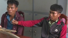 Hai đối tượng tại cơ quan điều tra. ( Ảnh: báo Lao Động)