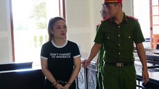 Bị cáo Lô Thị Hà được dẫn giải về trại giam sau khi phiên tòa kết thúc.