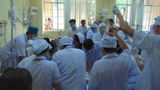 Các y bác sĩ đang tích cực cứu người bị thương.