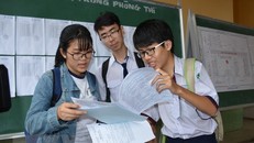 Thí sinh trao đổi sau khi kết thúc thời gian làm bài thi môn Ngoại ngữ