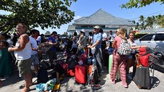 Các du khách đợi lên tàu để rời khỏi cảng Bangsal, phía bắc Lombok hôm nay, sau khi được sơ tán từ quần đảo Gili gần đó