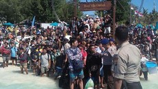 Hàng trăm khách du lịch đổ ra cảng để về đất liền. Ảnh: CNN.