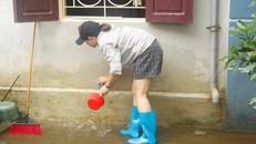 Những gia đình nằm ở khu vực nước rút sớm hơn đã có điều kiện vệ sinh lại nhà cửa