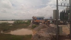 Nước thải chảy tràn lan khu vực trạm trộn.