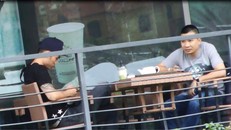 Dương (phải) thường gặp đàn em tại một quán cà phê ở Q.1 để trao đổi công việc