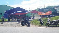 Dân dựng rạp chặn cổng nhà máy xử lý rác thải gây ô nhiễm