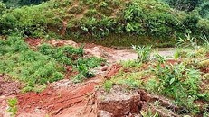 Sạt lở đất đá khiến 2 bà cháu đi trên xe máy bị vùi lấp