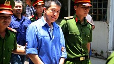 Cựu CSGT Nguyễn Cảnh Chân bị tòa đưa ra xét xử theo khung phạt nặng hơn so với truy tố của Viện kiểm sát. 